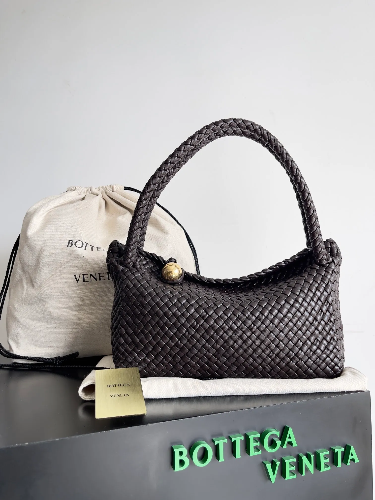 Batch 5760 BV collectible small woven handbags are really YYDS!! Bottega Veneta’s most classic small woven handbags are back! ! We use the highest quality leather with the highest craftsmanship❤️ to create the most expensive works. We have created the original Intrecciato leather weaving process❤️ This unique traditional exclusive leather weaving method has not only become our logo but also reflects the time-consuming and labor-intensive craftsmanship of our products❤️ The new TOSCA handbag must be a selection worth collecting🆕 Style number: 716974 Size: 27*9*18cm